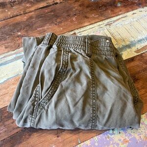 Hollister High-Rise Baggy Pants in Olive